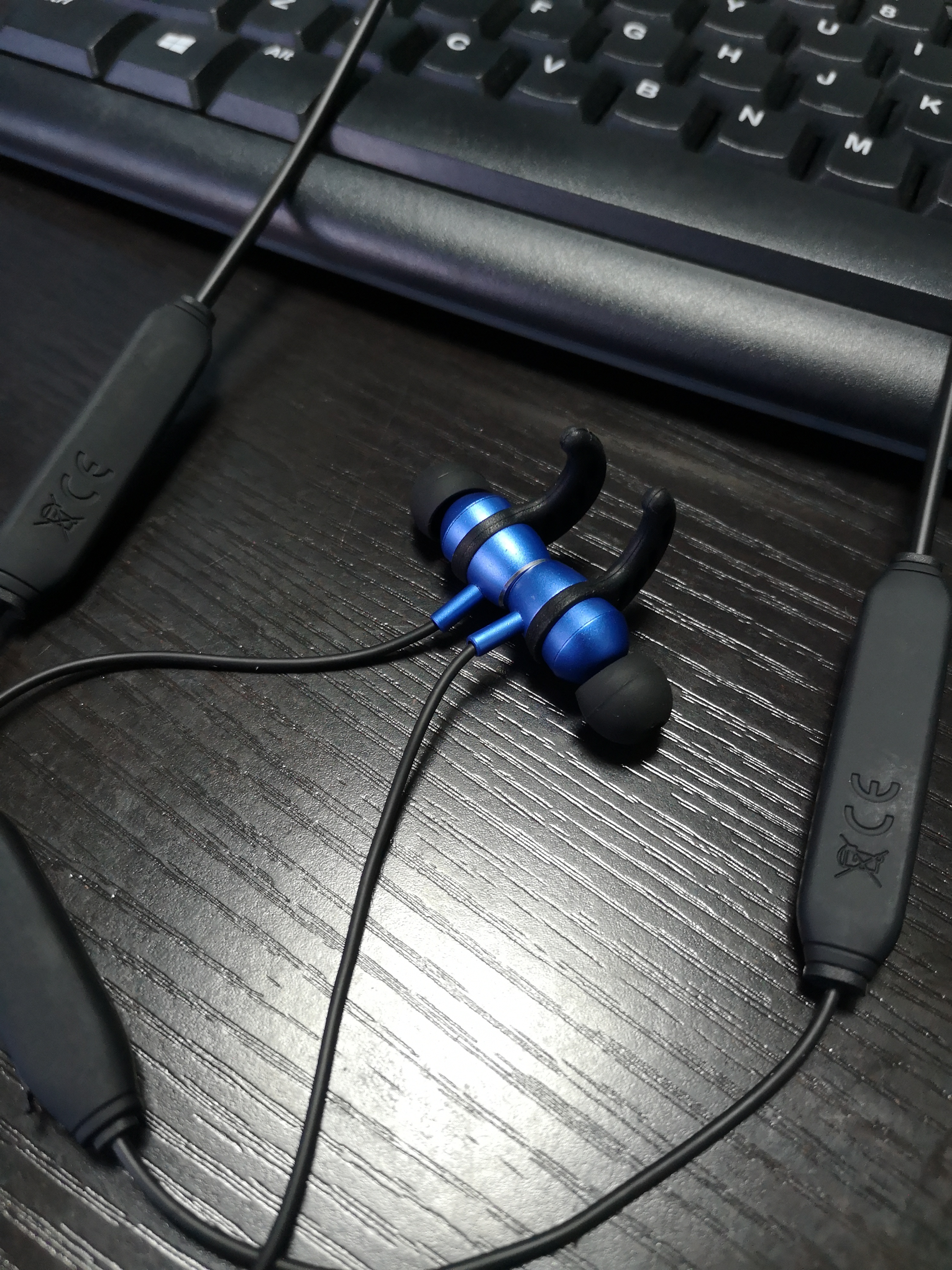 Bluetooth Earphones Waterproof Earbuds with Mic in-Ear Earphones for Sports